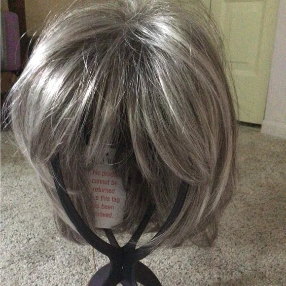 Brand new in box. Never worn.
Shelby style wig.
Gray color 51/60 Silvery moon. - Picture 1 of 6